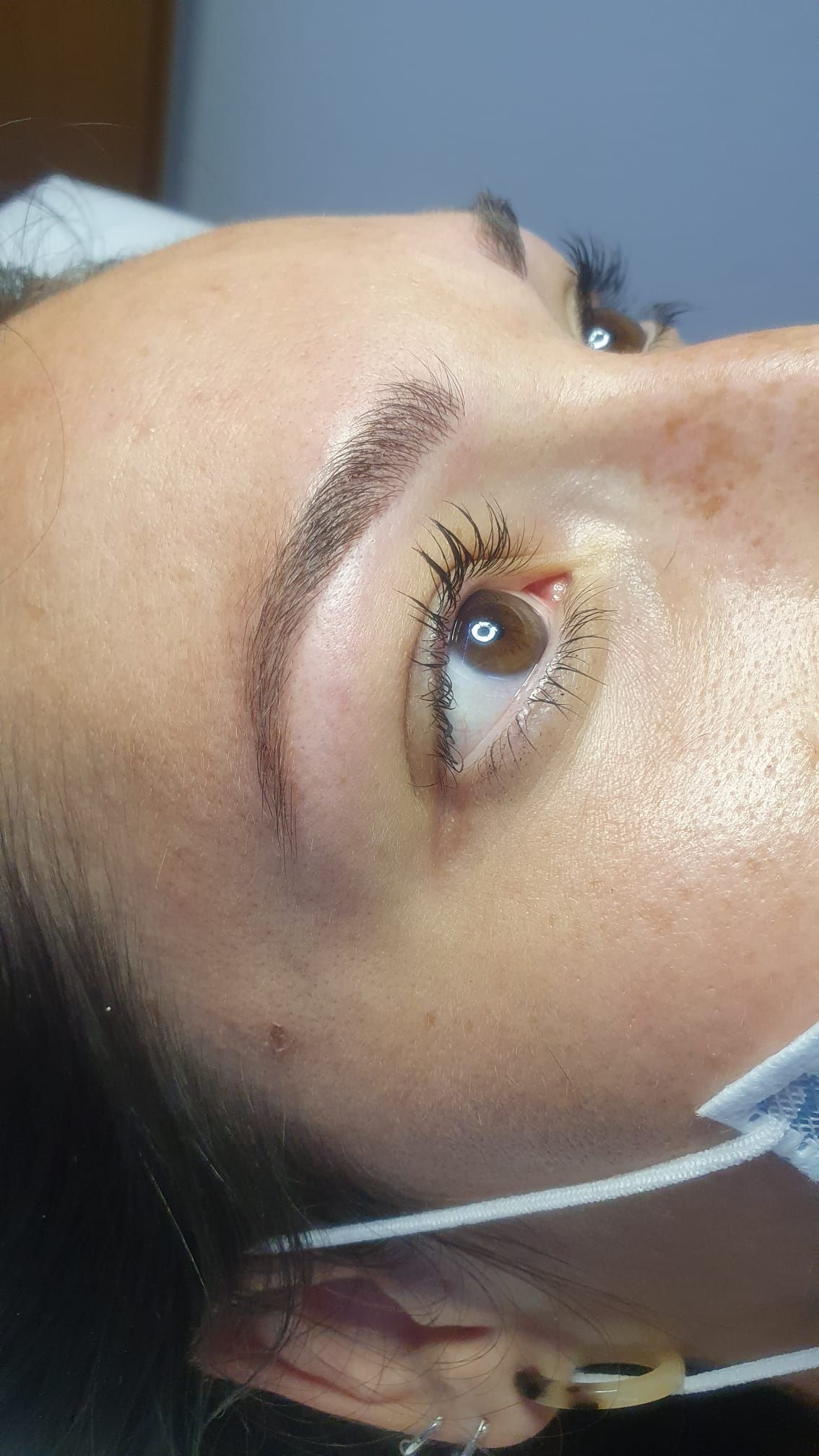 Un primo piano del volto di una donna con una maschera.