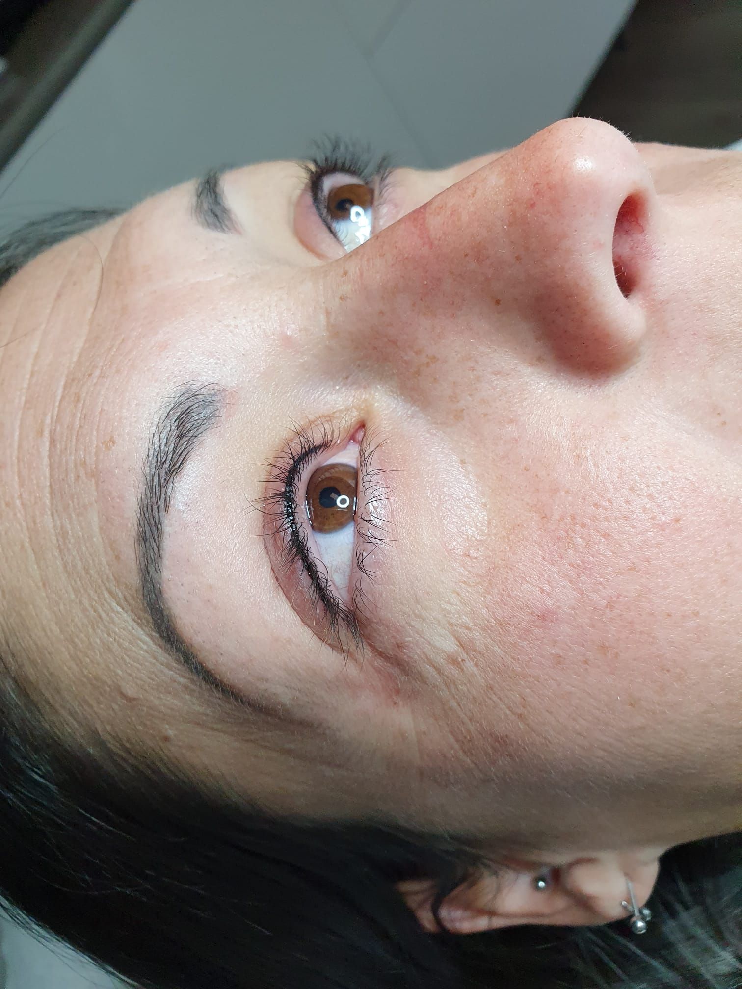 Un primo piano del volto di una donna con gli occhi chiusi.