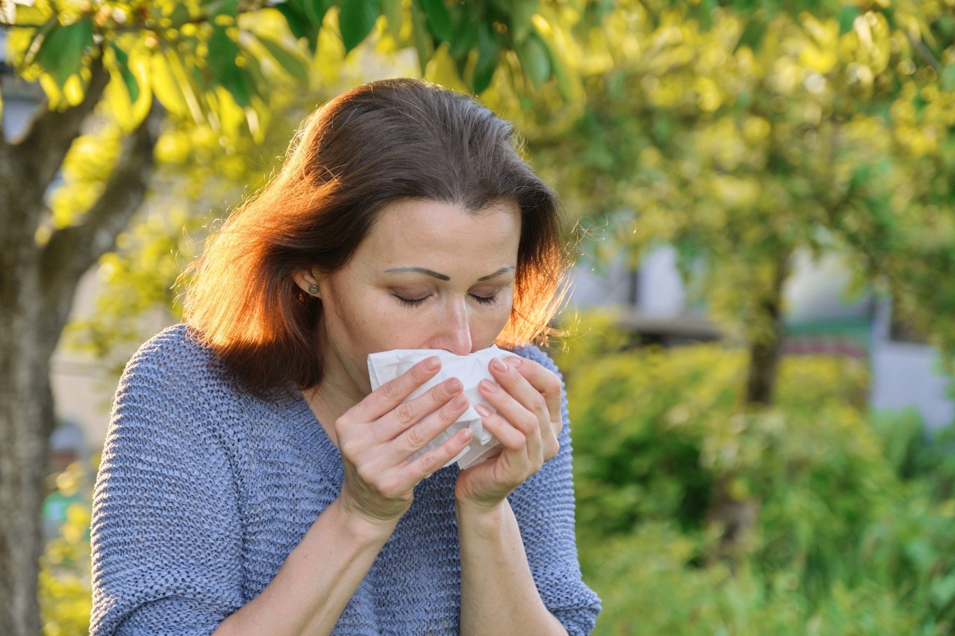 allergia primavera donna con il raffreddore