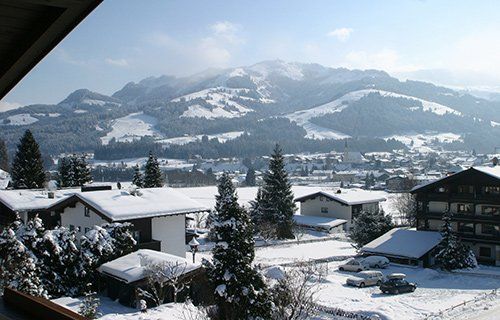 frischer Schnee im Dorf