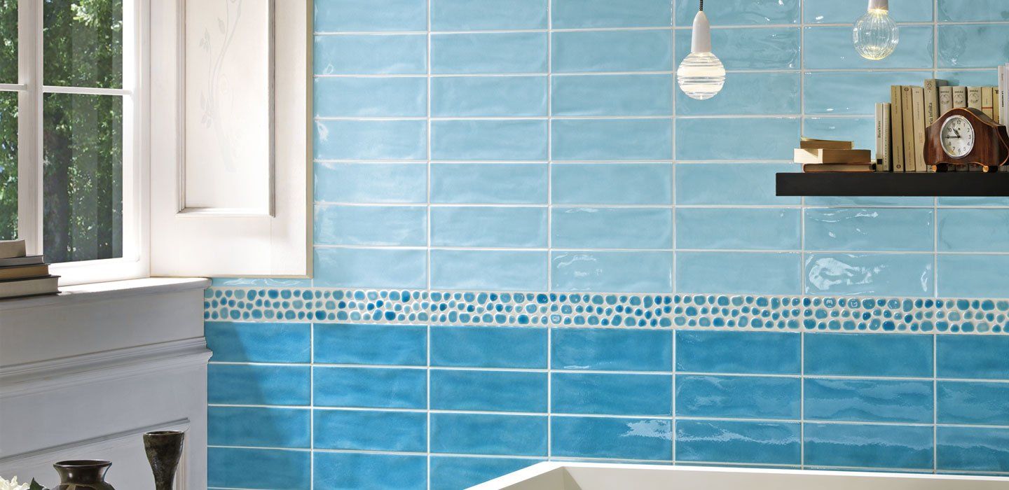 bagno con piastrelle blu
