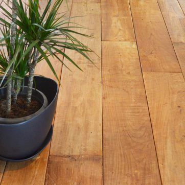 pavimento in parquet chiaro