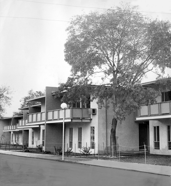 Staggered low-rise apartments at Capitol Towers (1961). Source: Center for Sacramento History, Sacramento Bee Collection, 1983/001/SBPM01561.