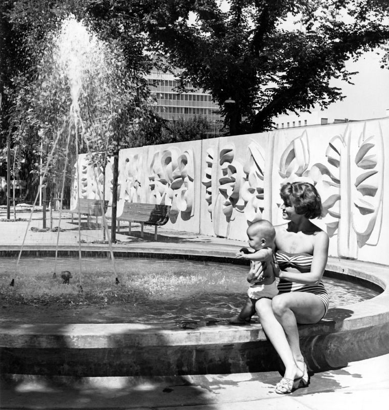 The central plaza at Capitol Towers with circular fountain and wood benches designed by Lawrence Halprin and sculptural wall designed by Jacques Overhoff (ca. 1960). Source: Center for Sacramento History, Sacramento Bee Collection, 1983/005/SBPM0385