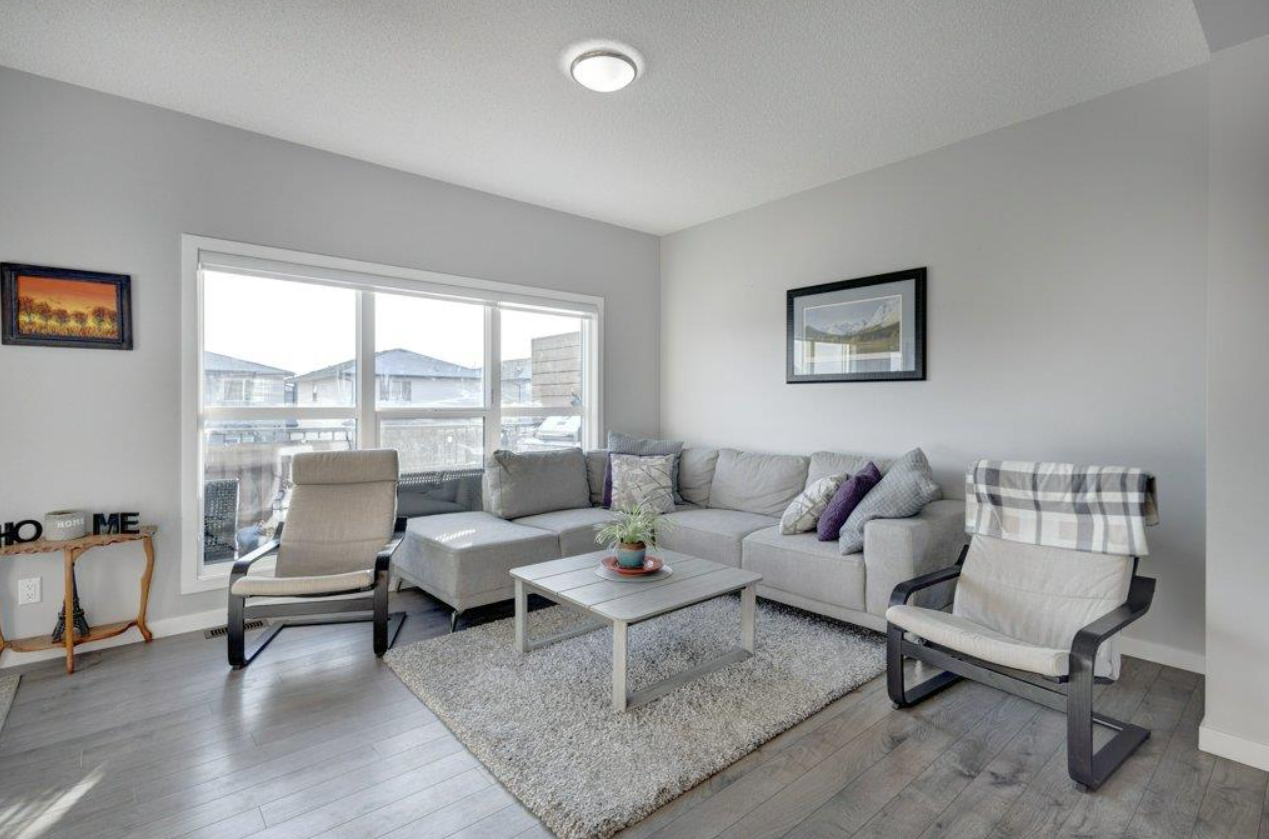 303 Walgrove LIVING ROOM