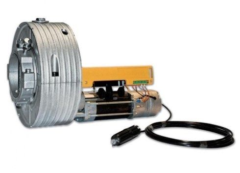 Meccanismo motorizzato per tapparelle. Cilindro metallico fissato a una scatola gialla e a un cavo nero.