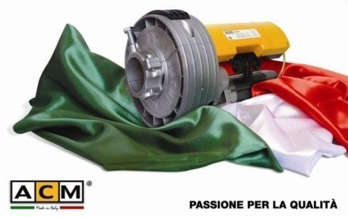 Motore con bandiera italiana drappeggiata; marchio