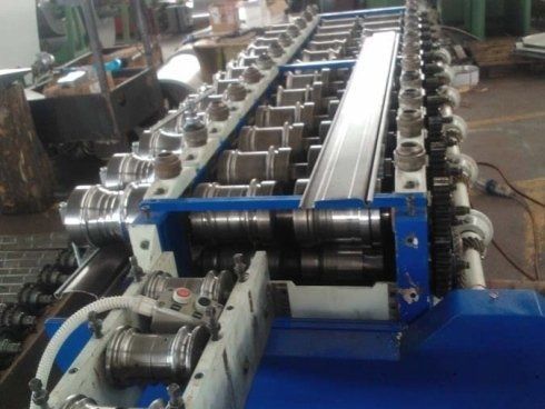 Macchina industriale per la profilatura di metalli in una configurazione di fabbrica.