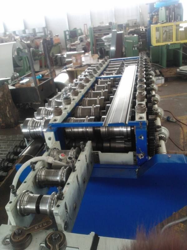 Macchina profilatrice per metalli in un ambiente industriale.