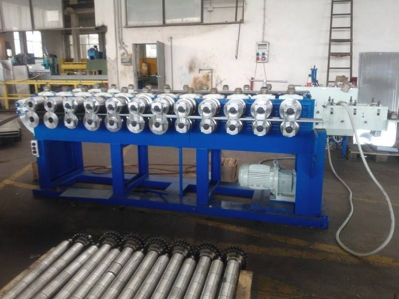 Macchina profilatrice industriale blu con più rulli, in configurazione di fabbrica.