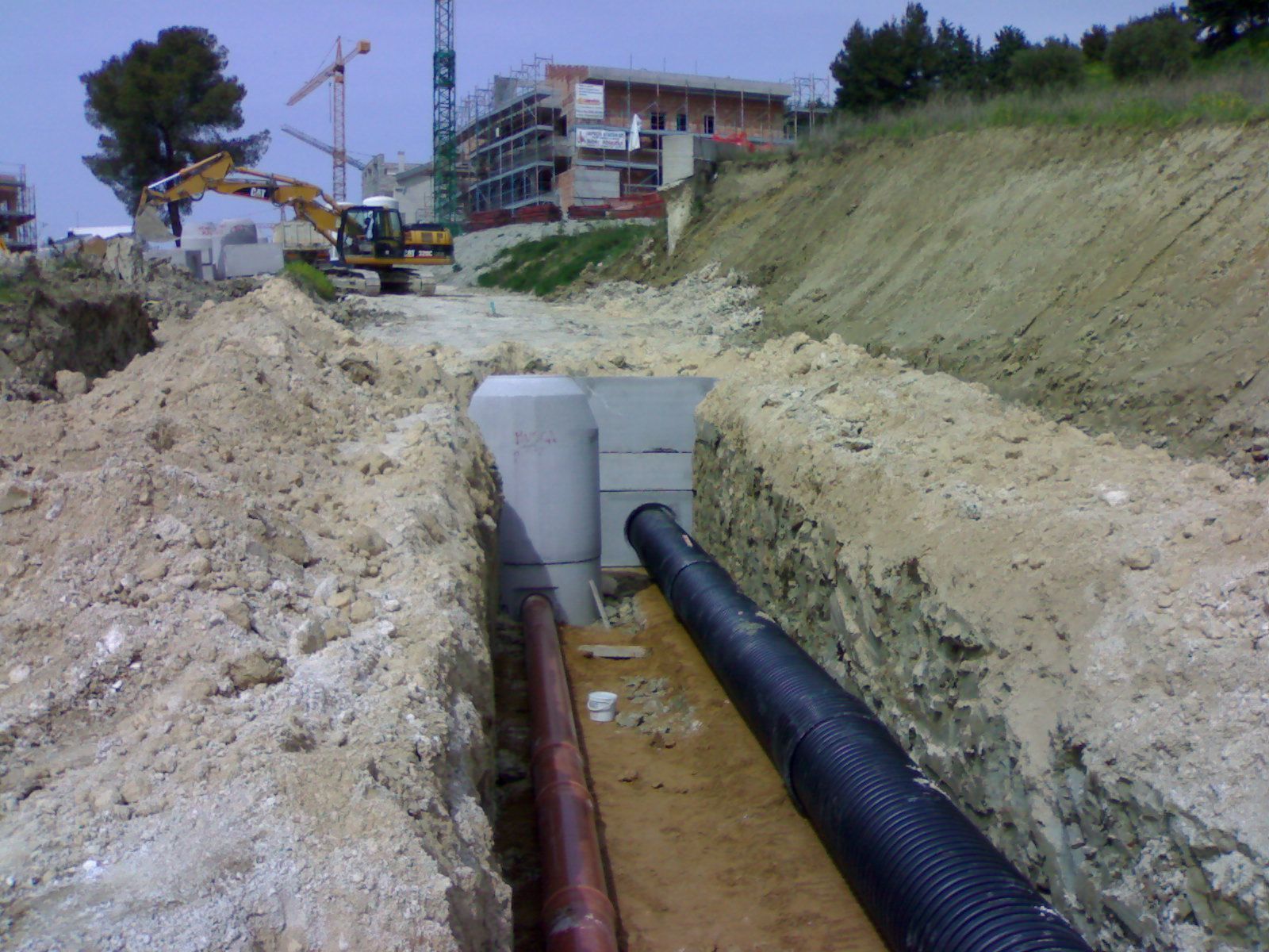 Un grosso tubo viene installato nel terreno