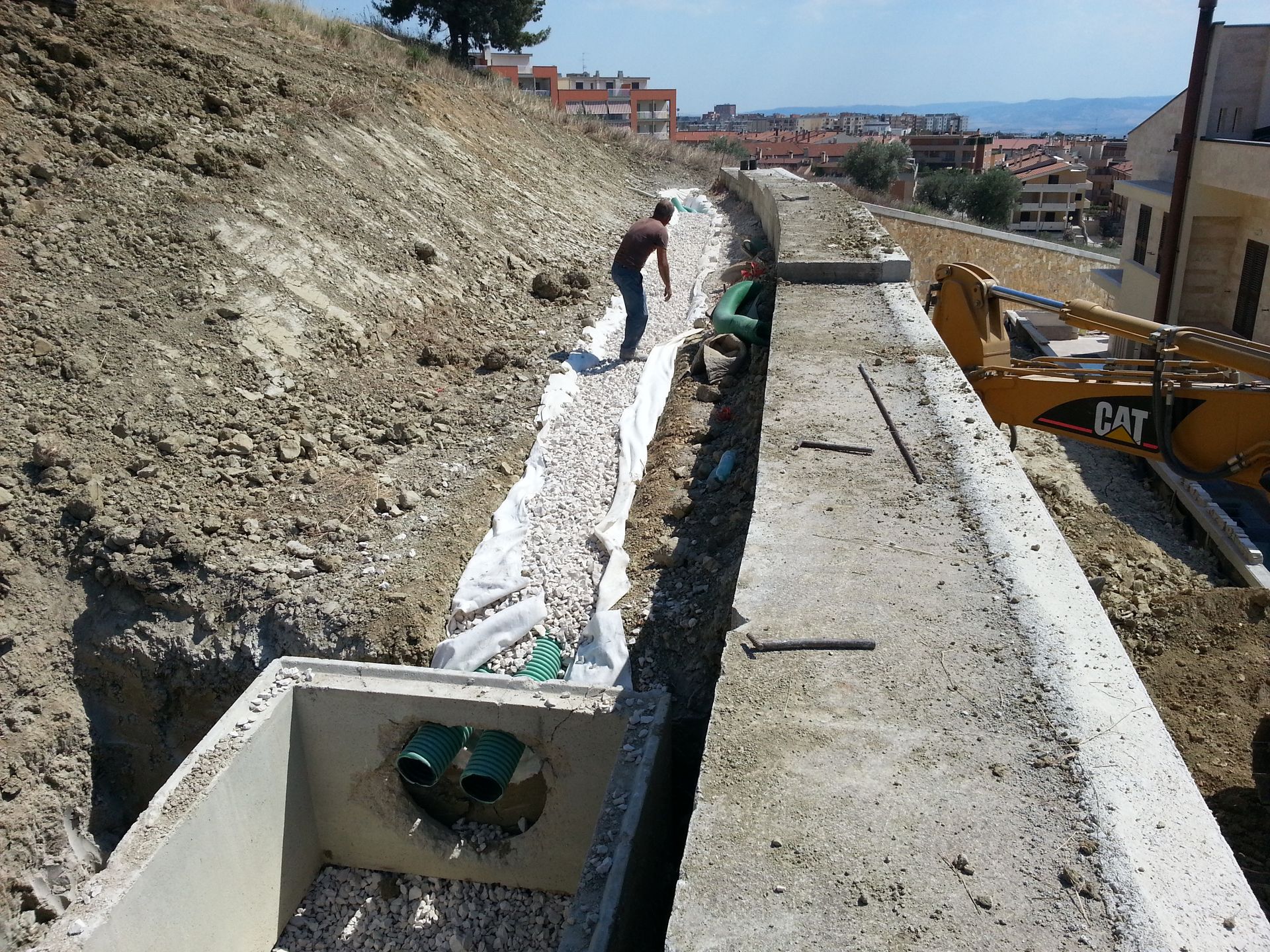 Un cantiere con una gru gialla sullo sfondo