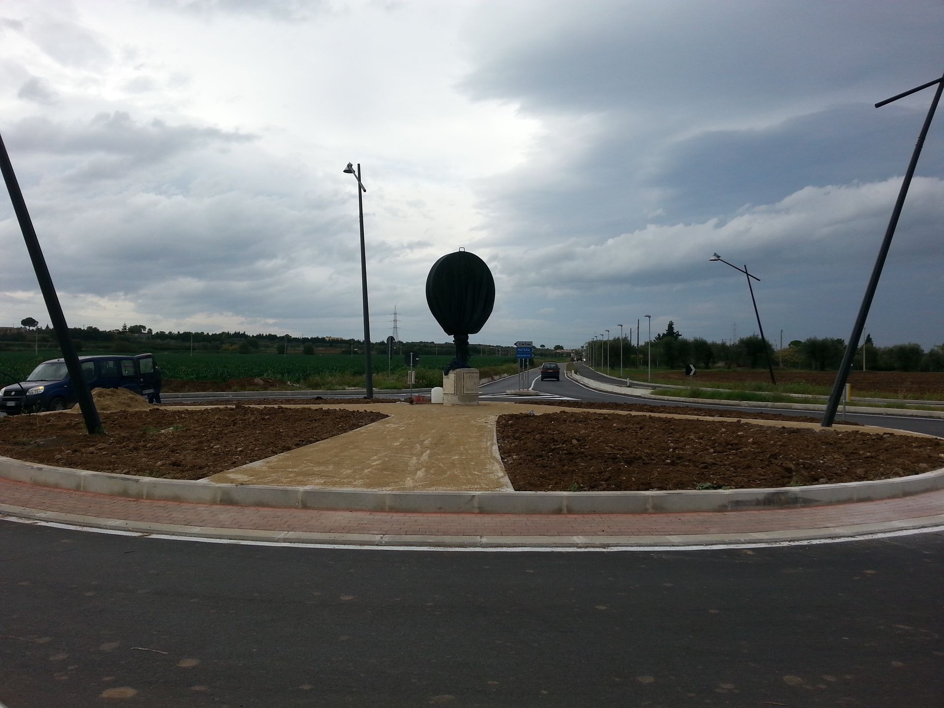 Una rotonda con un albero al centro