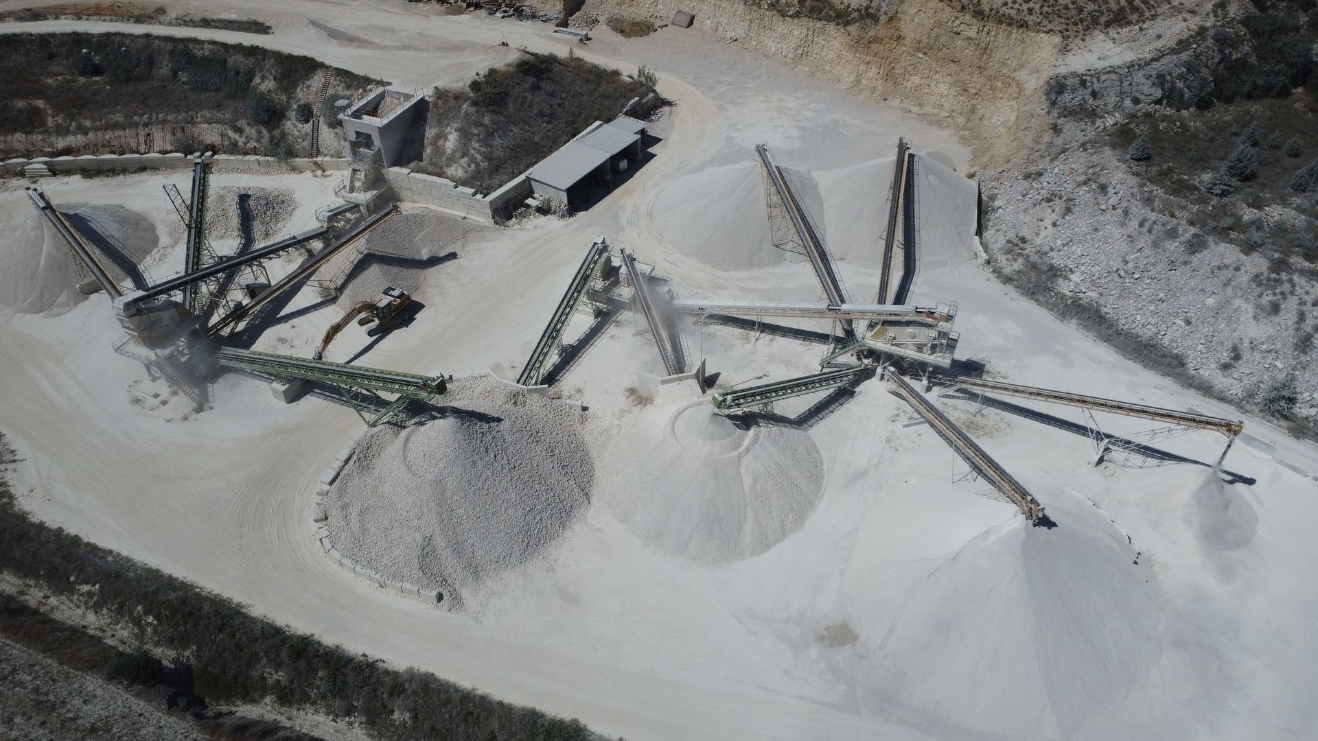 Una vista aerea di un grande mucchio di rocce in una cava.