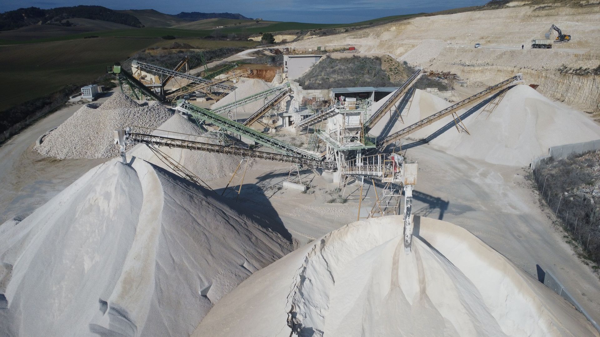 Una vista aerea di un grande mucchio di sabbia in una cava.