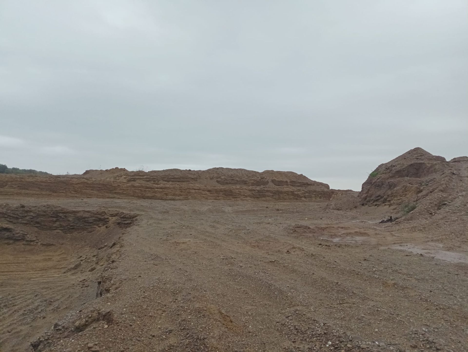 C'è un grande mucchio di terra in mezzo al deserto.
