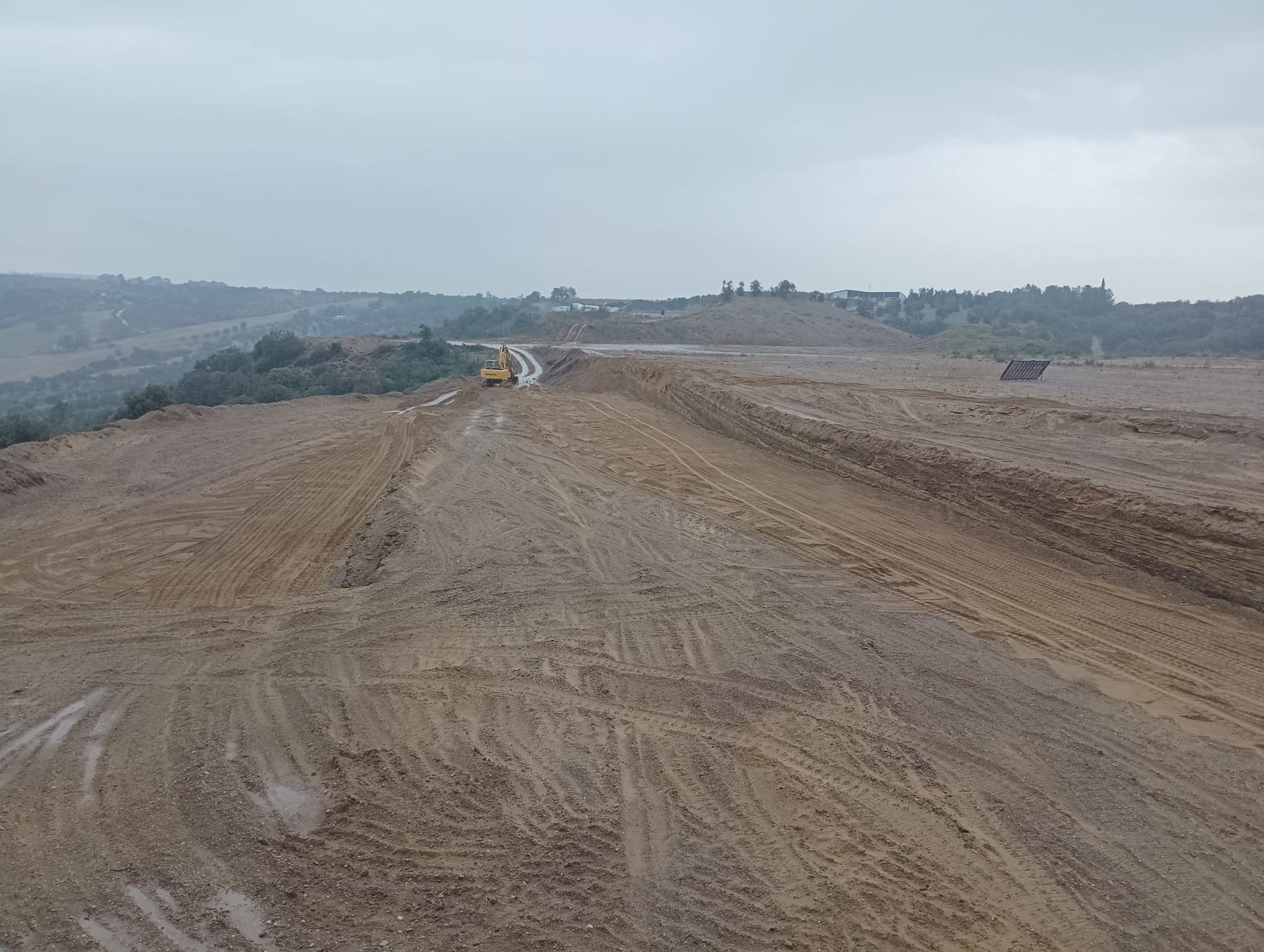 Una vista aerea di una strada sterrata che attraversa un campo.