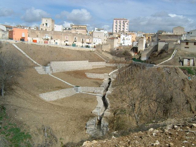Una vista di una città dalla cima di una collina