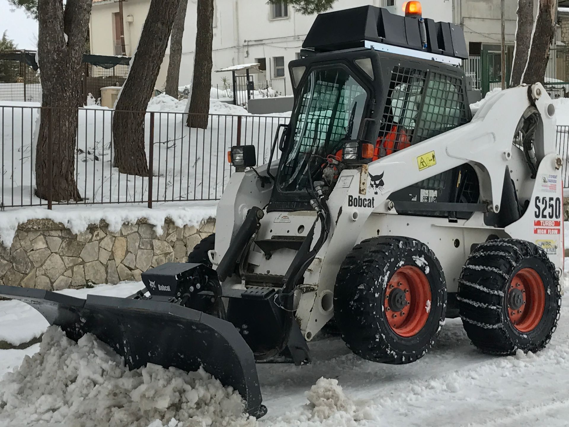 Uno spazzaneve bobcat sta sgombrando la neve dalla strada