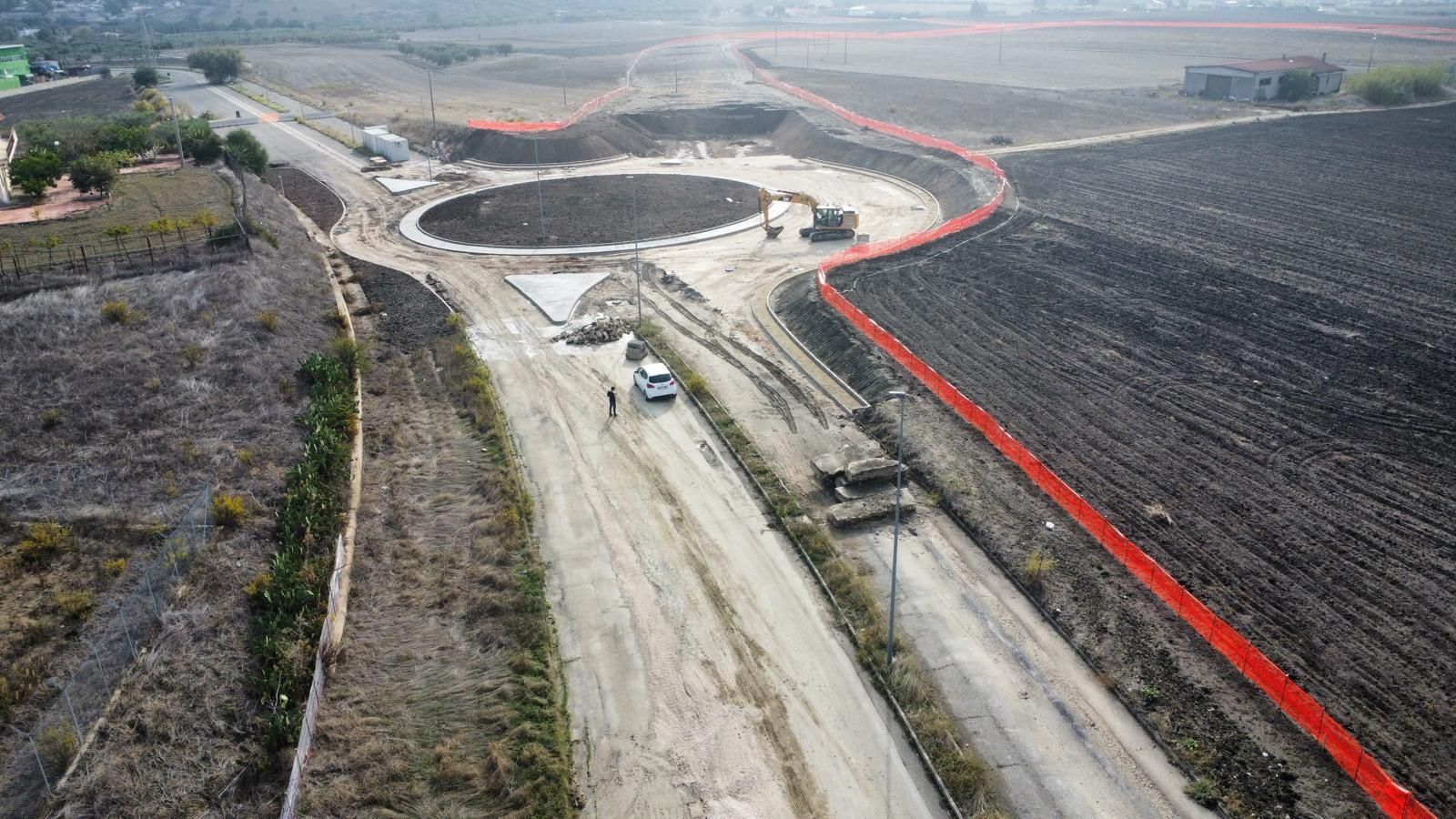 Una vista aerea di una strada sterrata circondata da campi.