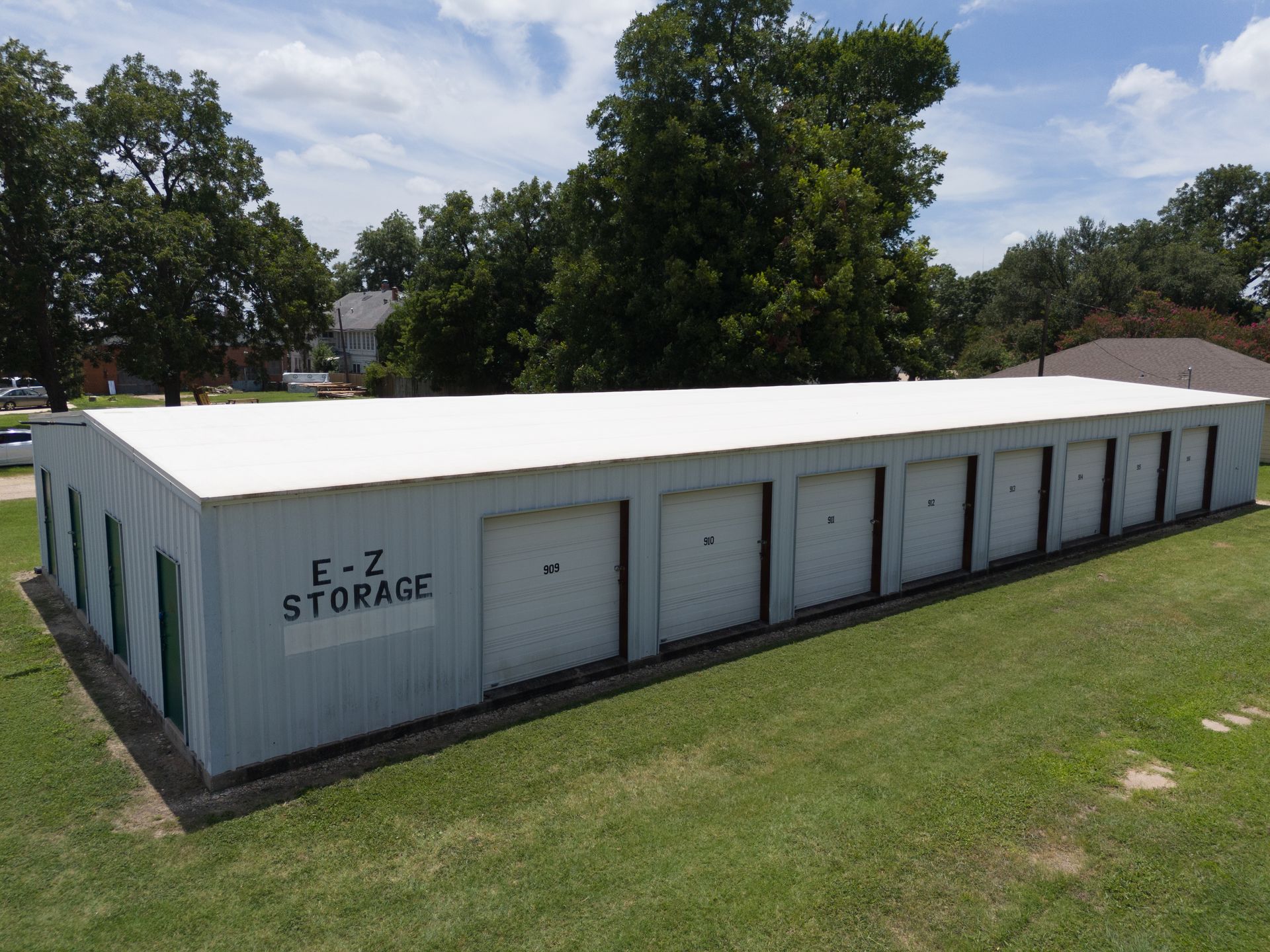 Drive-up self storage units at Marlin EZ Storage in Marlin, TX — secure, accessible, and affordable.