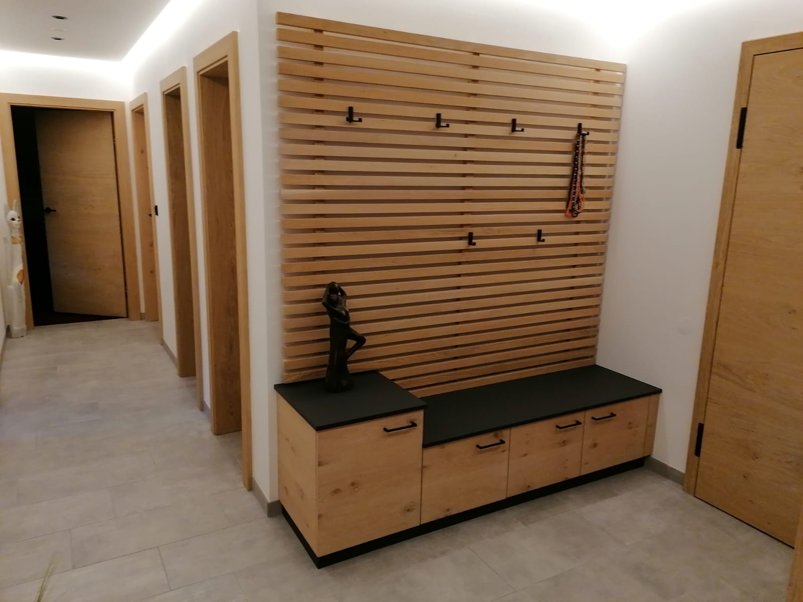 Garderobe aus Holz vom Tischler