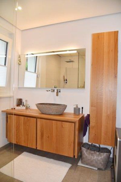 badezimmer mit holzmöbeln