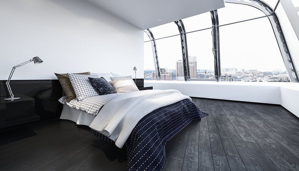 Hotelbett mit Holzboden