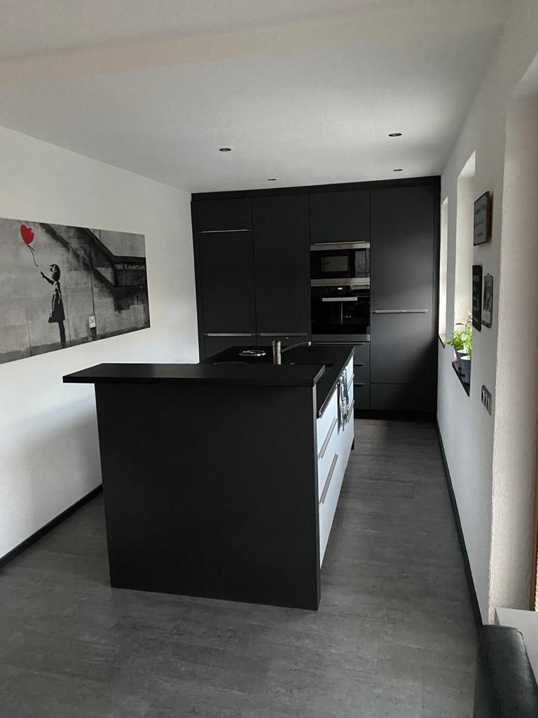 Modernde TOP-Küche in schwarz und weiß