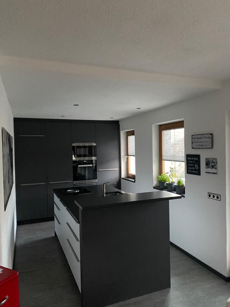 Küche mit modernem Küchenblock in schwarz