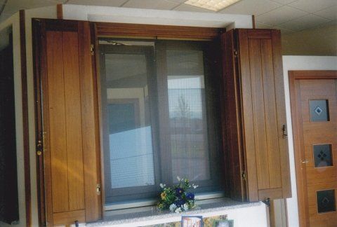 Monoblocco in meranti con zanzariera ad incasso