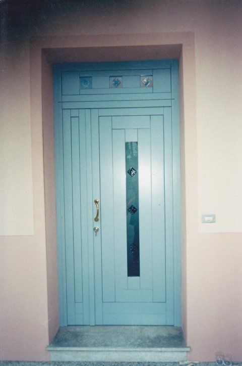 Portoncino in legno Okumè lamellare, vetri antisfondamento.