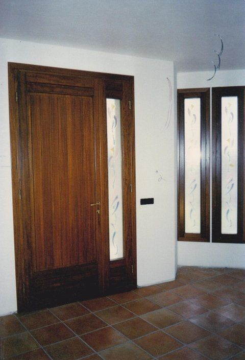 Portoncino in legno laccato e vetri con murrine colorate