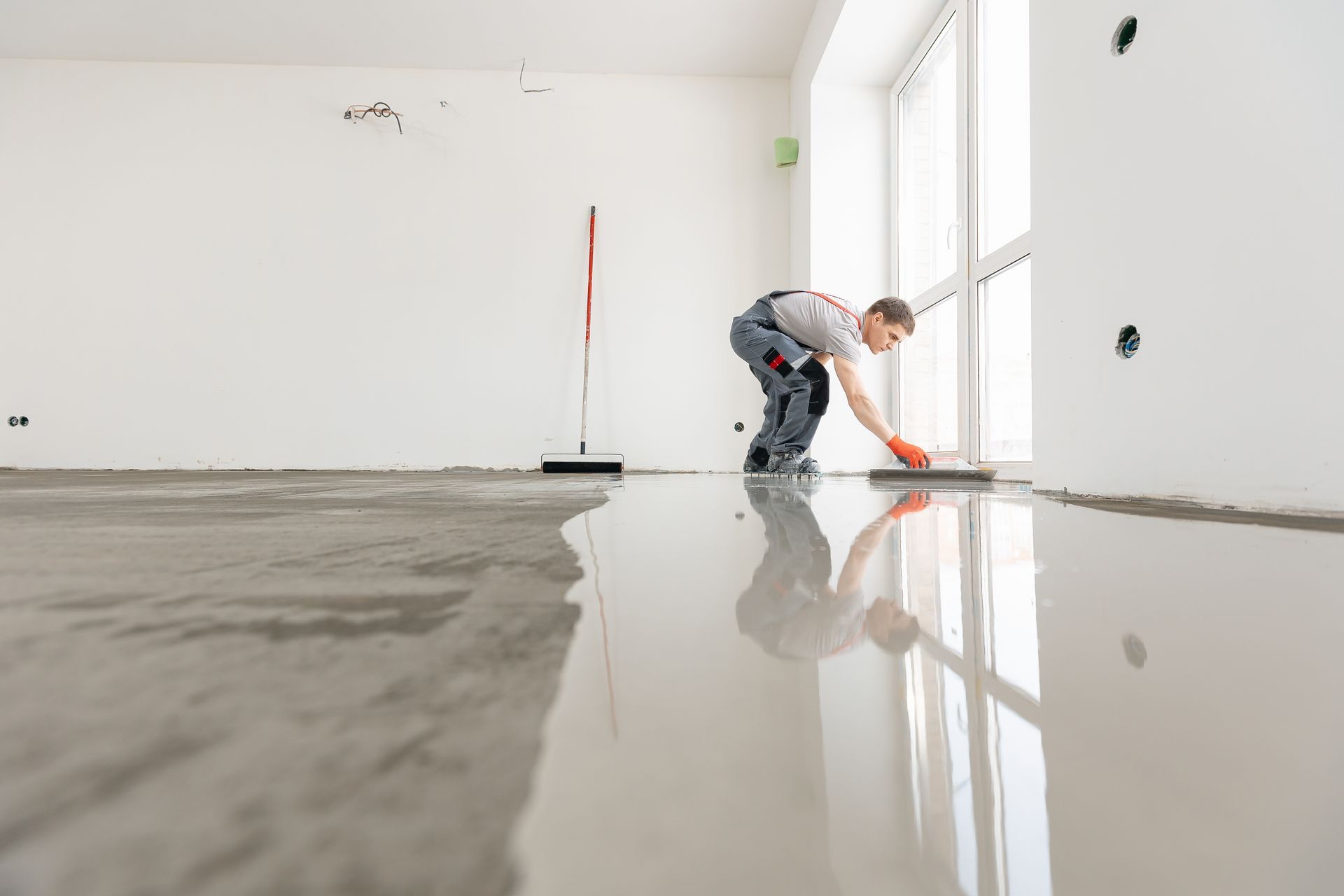 Worker doing house flooring