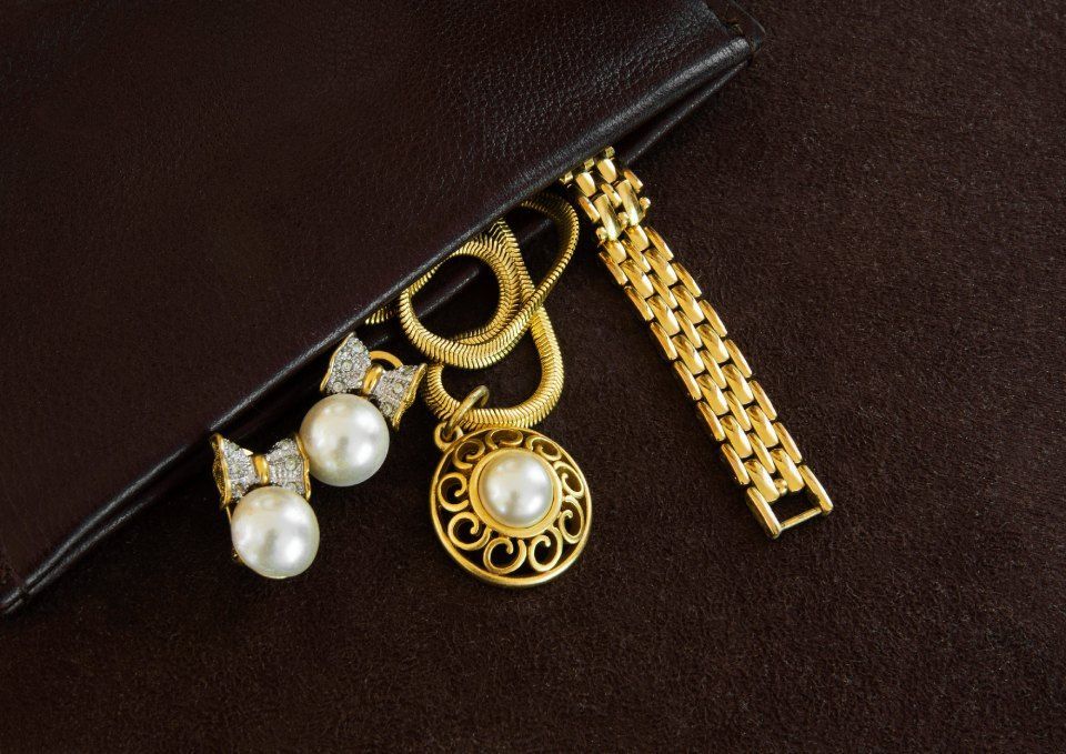 orecchini, collana e cinturino in oro