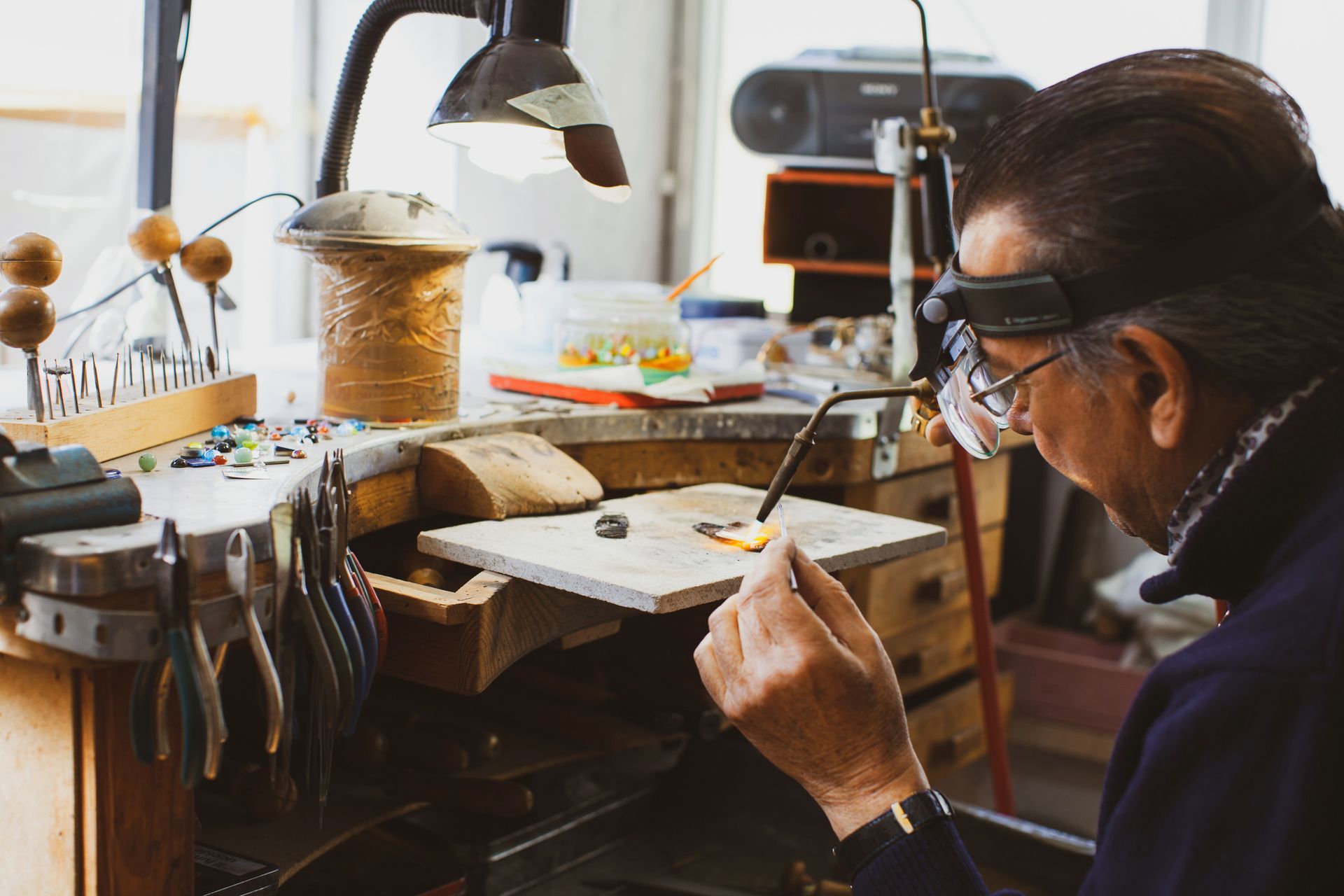 artigiano che salda gioielli