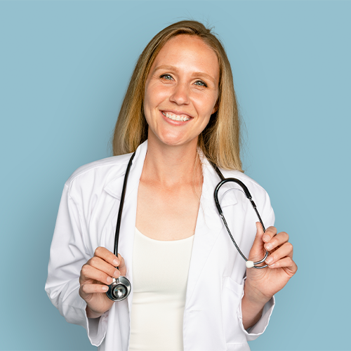 Mulher de jaleco branco, segurando um estetoscópio, sorrindo, fundo azul claro.