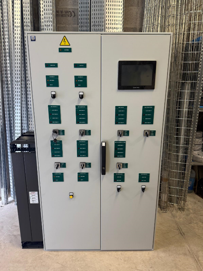 Une grande armoire blanche avec des boutons verts dessus