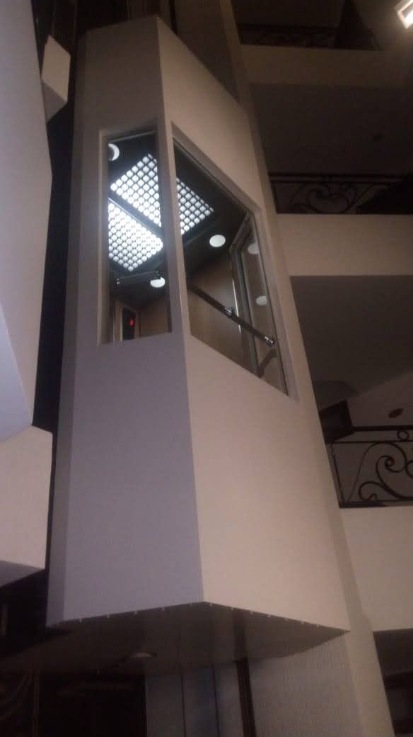 Un ascensor con una ventana en el medio.