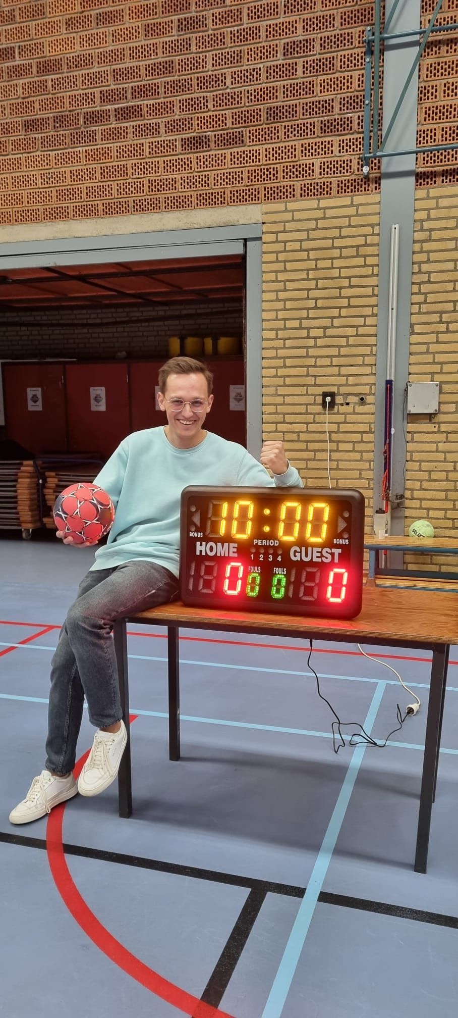 Handbalvereniging De Beuk uit Oudenbosch heeft een bijdrage ontvangen voor een scorebord.