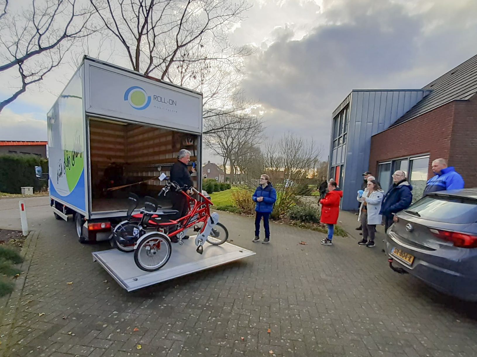 Een man zit op een leesfiets een boek te lezen.