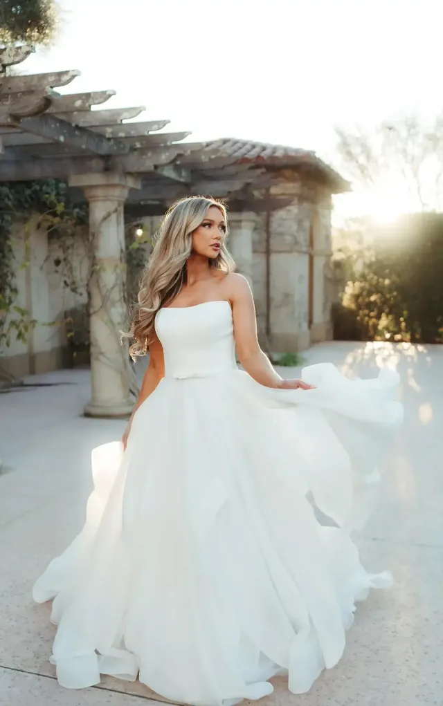 green emerald velvet dress Elegant Lace Straps V Neck Tulle Royal Blue Wedding Dresses Ball Gowns main image 0