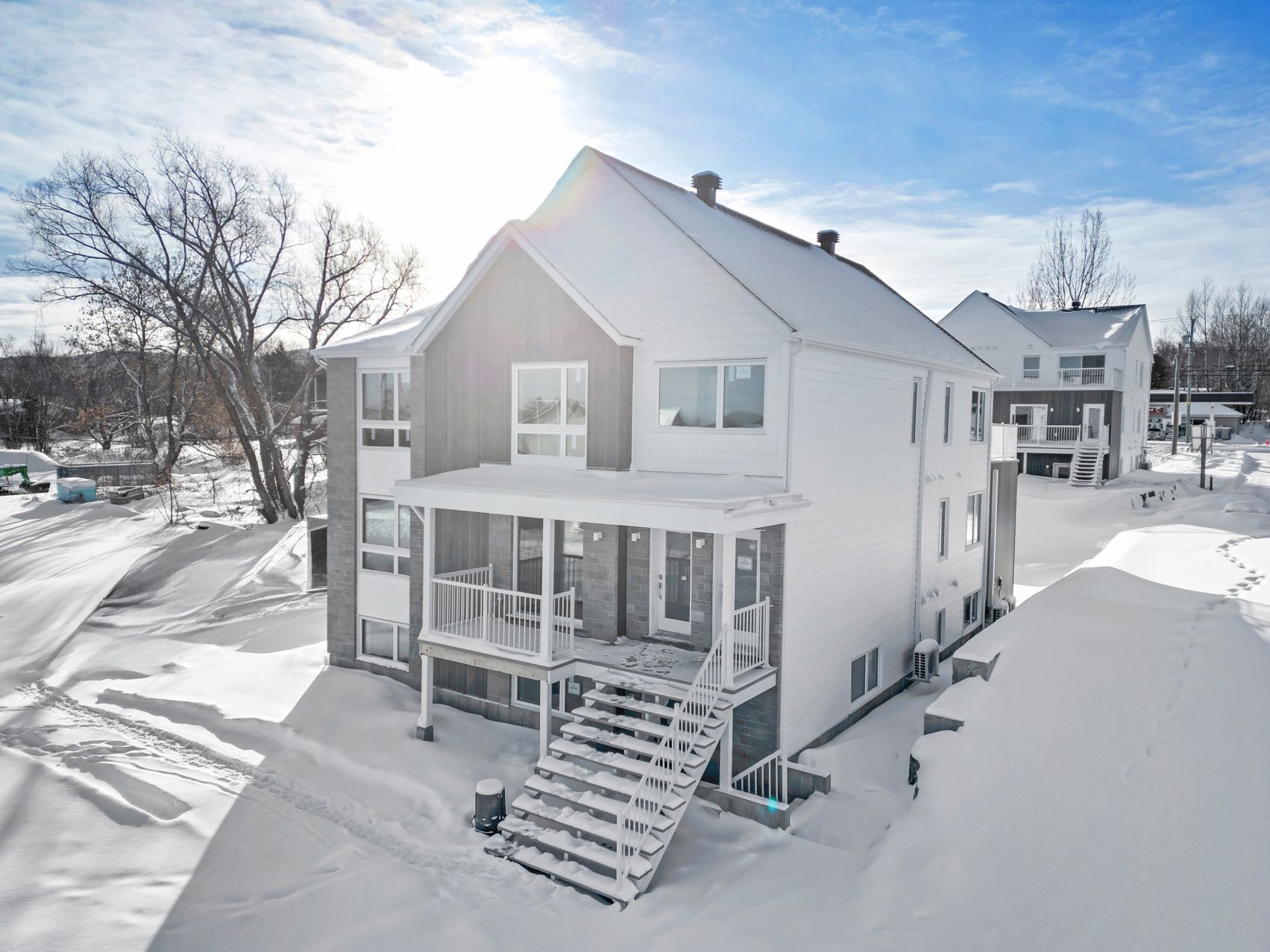 Une vue aérienne d'une maison recouverte de neige.