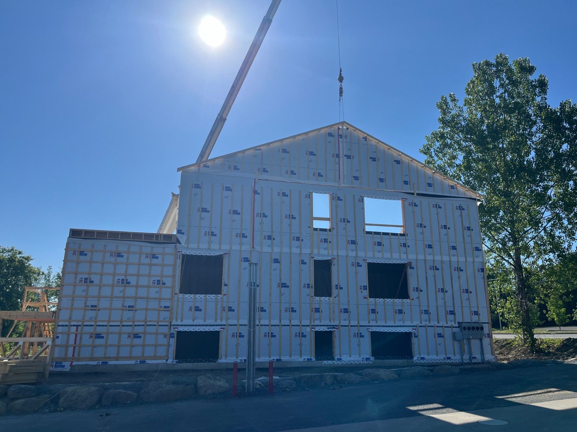 Un grand bâtiment est en cours de construction avec une grue en arrière-plan.