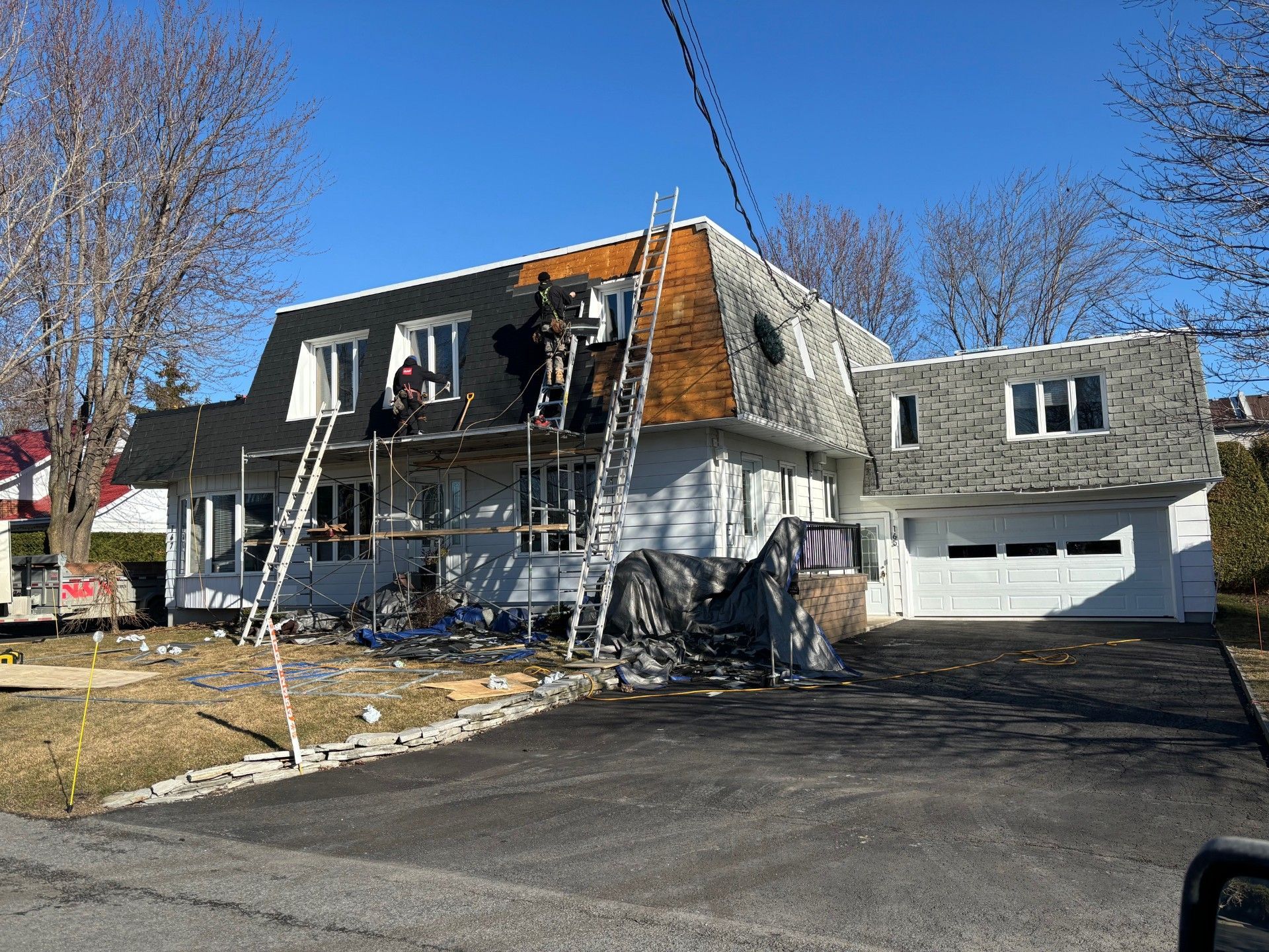 Une maison est en cours de rénovation avec un toit en cours d'installation.