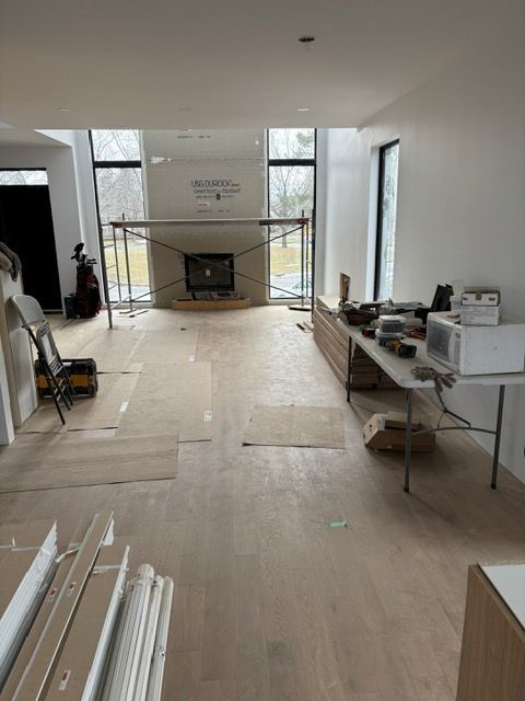 Un salon avec une cheminée et une table à l'intérieur