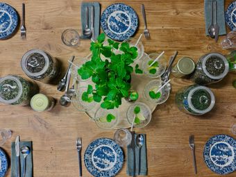 gedekte tafel met kruiden in het midden