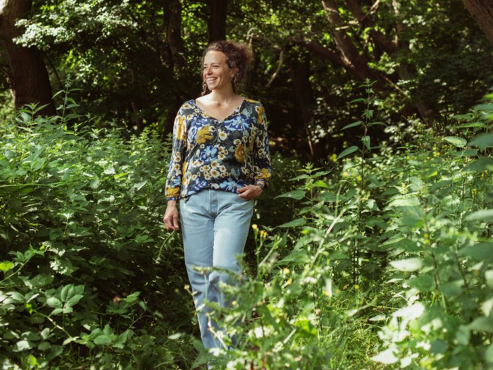 persoon tussen planten en bomen