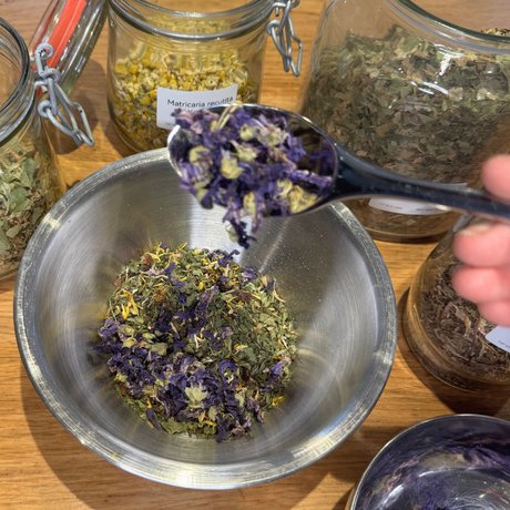 kruiden mengen tijdens workshop