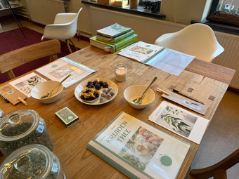 tafel met kruiden en materialen tijdens workshop